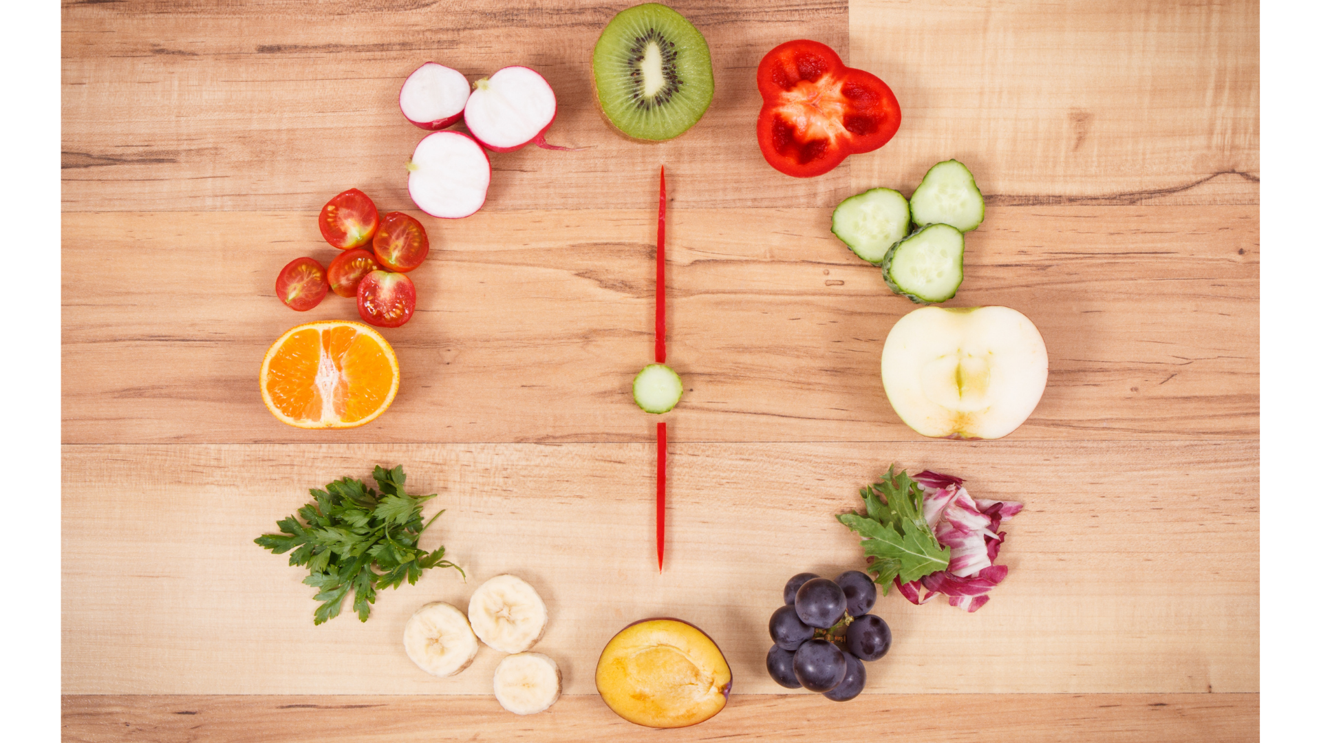 Horloge faite à partir de fruits et légumes pour illustrer la notion de jeûne intermittent